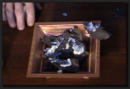 Ein dnnes Stck Kuhdung wird zur Seite gelegt. Damit wird das Agnihotra-Feuer dann angezndet