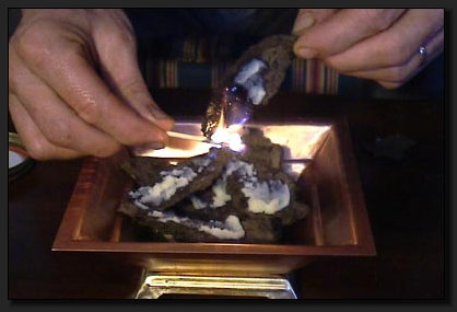 Hier wird das Agnihotra-Feuer angezndet. Verwenden Sie dazu nur Streichhlzer.