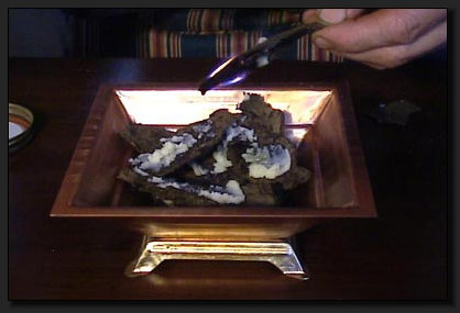 Manchmal dauert es etwas, bis das erste Stck Kuhdung richtig brennt