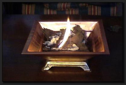 Das brennende Stck Kuhdung legen Sie in die Mitte der Pyramide