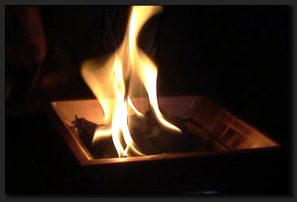 So sollte das Agnihotra-Feuer exakt bei Sonnenaufgang und Sonnenuntergang brennen