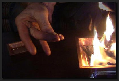 Geben Sie jeweils genau nach dem Wort Swaha eine Portion des vorbereiteten Reis in das Feuer